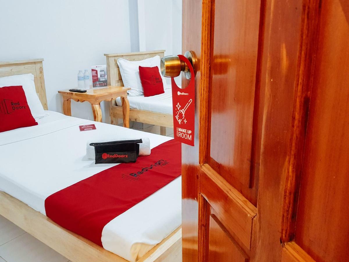 Reddoorz Near Ramiro Community Hospital Hotell Totolan Eksteriør bilde