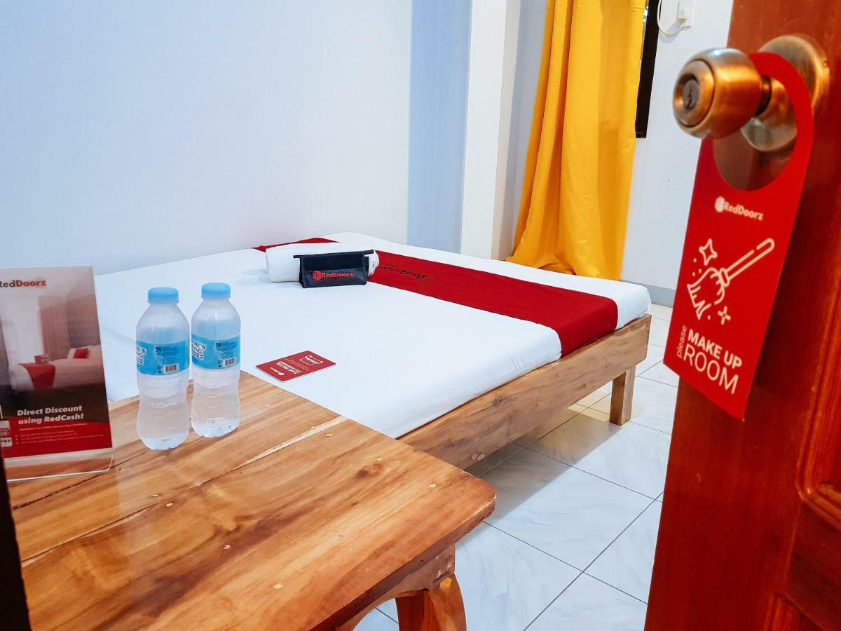 Reddoorz Near Ramiro Community Hospital Hotell Totolan Eksteriør bilde